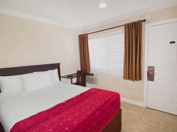 Nite Inn at Universal City - Walking Distance to Universal Studios Hollywood image 6